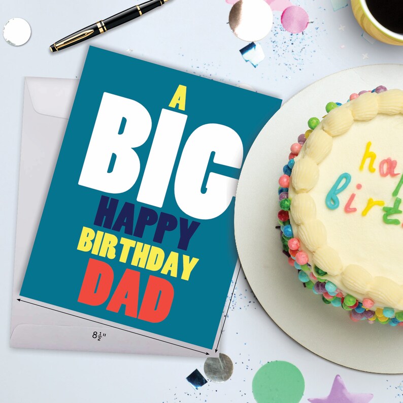 Puede incluir: Una tarjeta azul con las palabras "A Big Happy Birthday Dad" en letras blancas, amarillas y rojas. La tarjeta est&aacute; sobre un sobre blanco. Un pastel con chispas de colores est&aacute; en el fondo.