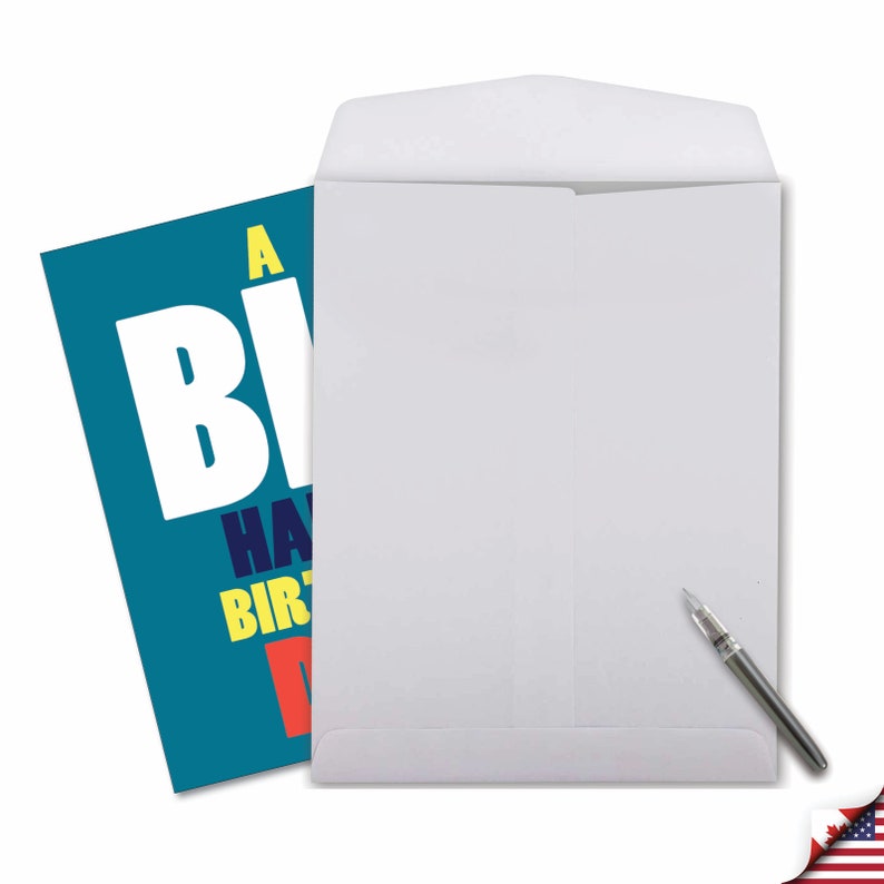 Puede incluir: Una tarjeta azul con texto blanco que dice "A Big Happy Birthday" en negrita. La tarjeta est&aacute; en un sobre blanco.