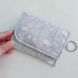 Slim Wallet Keychain, Vegan Coin Wallet, Keychain Card Holder, Coin Purse Keychain, Minimalist Wallet, Mini Bifold Wallet -  Gray Floral