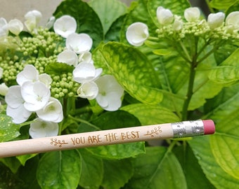 Lot de deux crayons à papier en bois à choisir parmis les différents modèles, crayons en bois avec citation