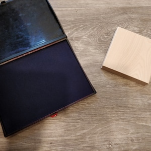 Kit spécial packaging, un tampon bois de 10 x 10 cm ou 100 X 100 mm avec votre fichier ou logo et un encreur aux couleur de votre choix