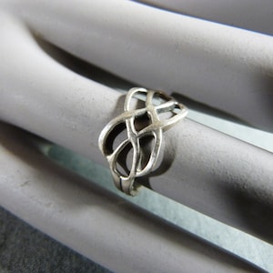 Knoten-RING, Punze aus massivem Silber .925, Ringgröße 52