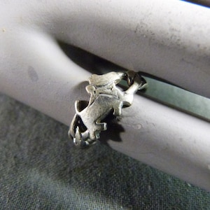 Bague alliance fine pour homme ou femme en argent massif martelé. – Andréa Chereau