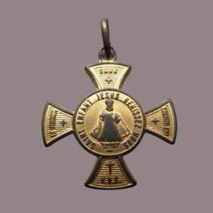 Jesus-Kind-Kreuz. Vergoldeter religiöser Vintage-Anhänger. Gesegnete Medaille eines Priesters