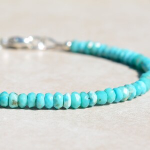 Peut inclure: Un bracelet en turquoise avec un fermoir argent&eacute;. Le bracelet est compos&eacute; de petites perles facett&eacute;es.