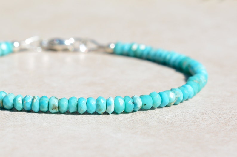 Peut inclure: Un bracelet en turquoise avec un fermoir argent&eacute;. Le bracelet est compos&eacute; de petites perles facett&eacute;es.