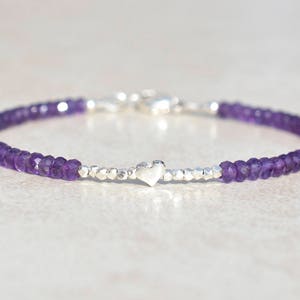 Pulsera de amatista, pulsera con piedra natal de febrero, pulsera con cuentas de piedras preciosas, plata de ley, pulsera delicada apilable, regalo de cumpleaños para ella