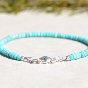 Peut inclure: Un bracelet en pierres turquoise avec un fermoir argent&eacute;.