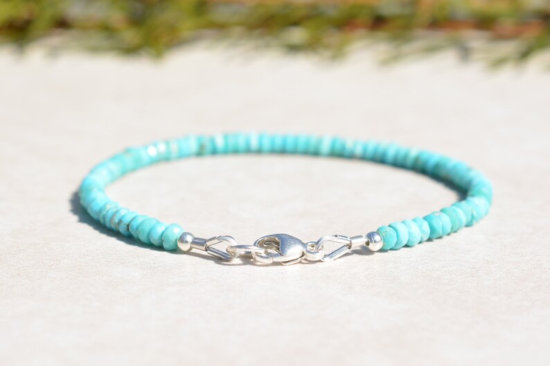 Peut inclure: Un bracelet en pierres turquoise avec un fermoir argent&eacute;.