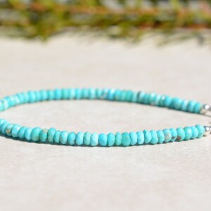 Peut inclure: Un bracelet en turquoise compos&eacute; de petites perles rondes et d'une fermeture en argent. Le bracelet mesure environ 18 cm de long.