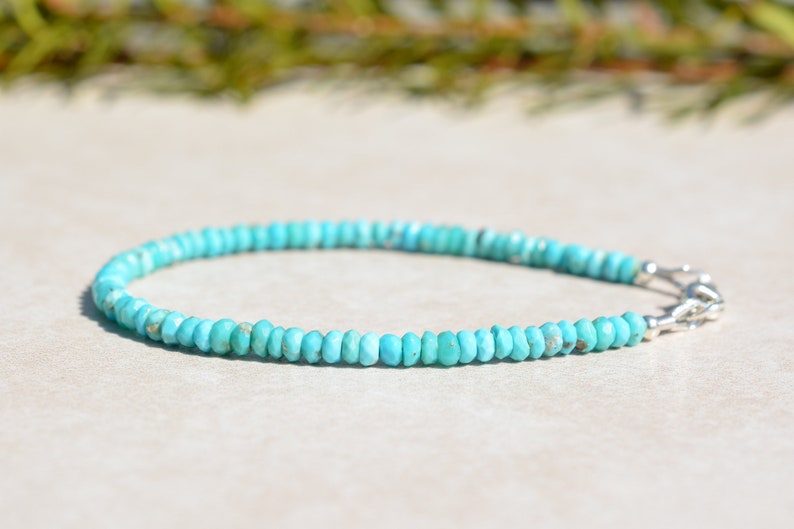 Peut inclure: Un bracelet en turquoise compos&eacute; de petites perles rondes et d'une fermeture en argent. Le bracelet mesure environ 18 cm de long.