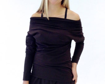Puede incluir: Una mujer con un top marrón de hombros descubiertos con mangas largas y pantalones marrones a juego.