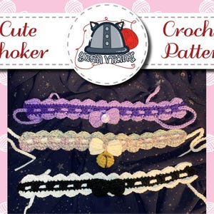 Puede incluir: Tres gargantillas de crochet en diferentes colores y estilos. Las gargantillas son moradas, rosas y blancas con detalles negros. Las gargantillas están dispuestas sobre un fondo de tela oscura. La imagen incluye el texto "Cute Choker Crochet Pattern" y "Pattern Only".