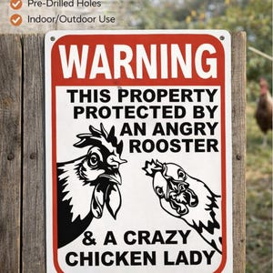 Puede incluir: Un letrero metálico rectangular con borde rojo y fondo blanco. El letrero dice "WARNING" y "THIS PROPERTY PROTECTED BY AN ANGRY ROOSTER & A CRAZY CHICKEN LADY". El letrero es para uso interior/exterior.