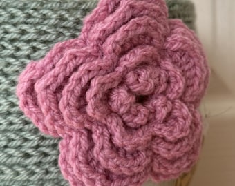 Diadema/calentador de orejas tejido a mano adornado con una flor de crochet