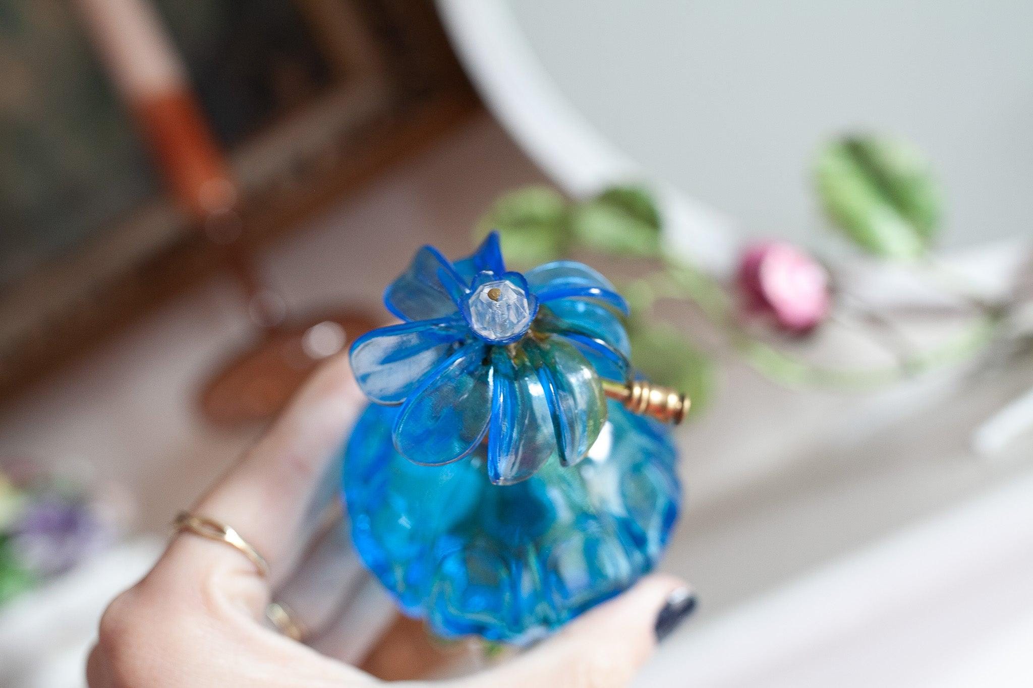 ヴィンテージ香水瓶 - 花 - ブルーガラス - Etsy 日本