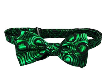 St. Patrick's Day Bow Tie – Green Foil Shamrocks, Cotton, Men's Sizing