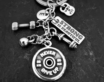Gym Keychain NEVER GIVE UP Workout Gifts ·Motivation · Custom Gifts · Gym gifts· Weightlifter · Fitness Gift· Personal Trainer · Wod & Fit