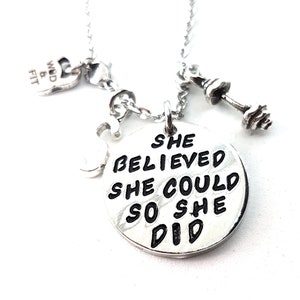 She Believed She Could So She Did Collar Motivación y Inicial.Regalo Fitness- Gym - Collar Mujer - Regalo Mamá - Mejor Amiga - Gym Wod & Fit