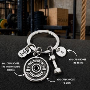 Portachiavi Motivazione Gym Disco,Manubrio e Iniziale · Fitness - Bodybuilding - Regalo Fitness - Personal Trainer- Weight Lifter -Wod & Fit
