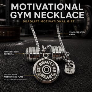 Può includere: Una collana in acciaio inossidabile color argento con un ciondolo a forma di manubrio e un disco da sollevamento pesi inciso con il testo BEAUTY BEAST 50 KG. Un piccolo ciondolo a forma di kettlebell riporta la scritta WOD & FIT.