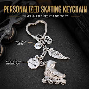 Op de afbeelding: Een verzilverde sleutelhanger met een hartvormige ring, een schaatsbedel, een vleugelbedel, een kleine ronde bedel met de letter G, een kleine kettlebell-bedel met WOD & FIT en een ronde bedel met de tekst Born to Skating erin gegraveerd.