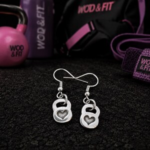 Örhängen för kvinnor med gympower, motivationsgåva för vältränad tjej, gymtjej, atlet, tränare eller sportig vän Wod & Fit Kettlebell Heart