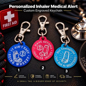 Pode incluir: Três porta-chaves circulares de metal com fechos de mosquetão prateados. A etiqueta azul diz IT AIN'T EASY BEING WHEEZY, a vermelha I HAVE ASTHMA INHALER INSIDE e a azul clara Not Contagious Just Bad At BREATHING.