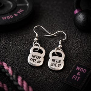 Örhängen för kvinnor med gympower, motivationsgåva för vältränad tjej, gymtjej, atlet, tränare eller sportig vän Wod & Fit KB Never Give Up