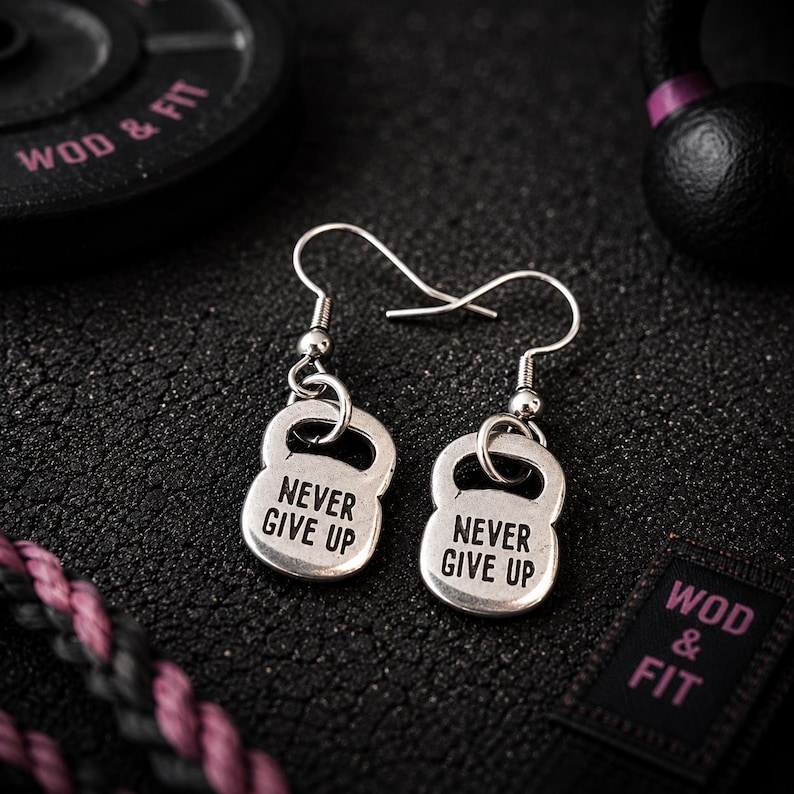 Örhängen för kvinnor med gympower, motivationsgåva för vältränad tjej, gymtjej, atlet, tränare eller sportig vän Wod & Fit KB Never Give Up