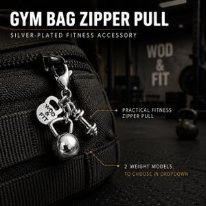 Puede incluir: Un tirador de cremallera plateado para bolsa de gimnasio con cierre de mosquetón, un dije de mancuerna y un dije de pesa rusa con el texto WOD & FIT. El accesorio está sujeto a una bolsa negra texturizada. El texto en la imagen dice GYM BAG ZIPPER PULL, SILVER-PLATED FITNESS ACCESSORY, PRACTICAL FITNESS ZIPPER PULL y 2 WEIGHT MODELS TO CHOOSE IN DROPDOWN.
