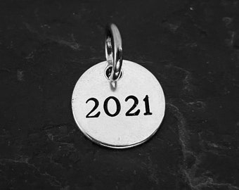 Silver plated metal YEAR charm dm 16mm 2022 -2021 - 2020 - 2019 ... Round Silver Plated Pendant - Year Gift - Bag Tag - XC Bag Tag- XC Gift