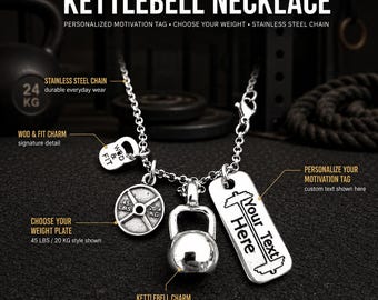 Può includere: Una collana color argento con catena in acciaio inossidabile e quattro ciondoli: un kettlebell, un disco di peso con la scritta 45 LBS / 20 KG, un piccolo ciondolo WOD & FIT e una targhetta rettangolare con il testo YOUR TEXT HERE e un'icona bilanciere.