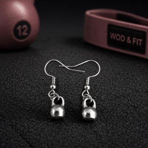 Örhängen för kvinnor med gympower, motivationsgåva för vältränad tjej, gymtjej, atlet, tränare eller sportig vän Wod & Fit Mini Kettlebell