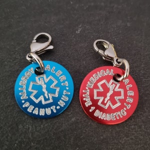 Plaque d'alerte médicale ronde personnalisable en aluminium (20 mm) - Porte-clés d'information médicale d'urgence, badge pour diabétiques - Allergies et adresse d'identification