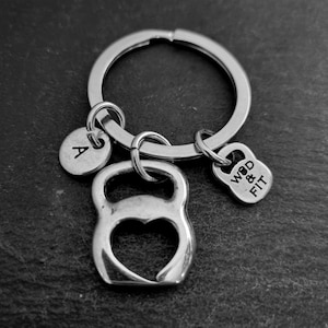 Kettlebell Herz und Initial Schlüsselanhänger Set - Fitness Schmuck - Freundschaftsgeschenk · Geschenk für die Freundin · Geschenk für den Freund · Geschenk für das Fitnessstudio · Wod & Fit