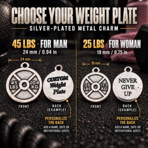 Könnte beinhalten: Silberbeschichtete Metallanhänger in Form von Gewichtsscheiben. Der 24 mm Anhänger zeigt vorne 45 LBS und 20.4 KG. Der 19 mm Anhänger zeigt vorne 25 LBS und 11.3 KG. Die Rückseiten zeigen Optionen für individuellen Text wie Custom Weight Plate.