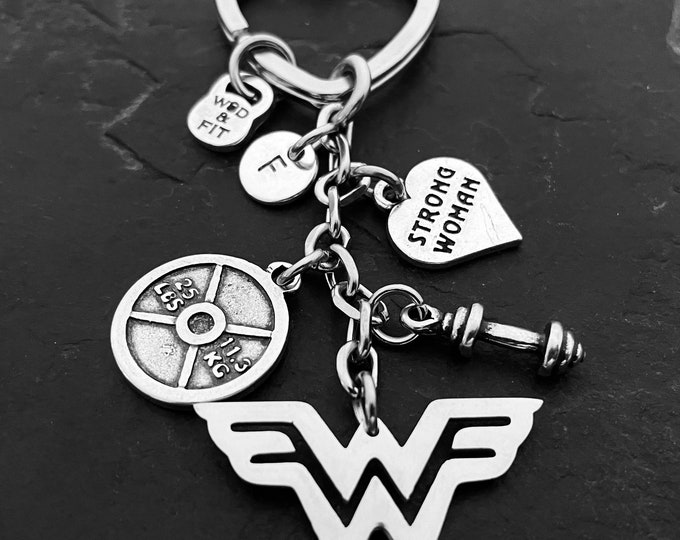 Keychain Wonder Fit 25lbs Workout Wonder Woman Weight Plate Initial · Motivation Gift · Gym jewelry · Fittness · Crossfit Gift · Wod & Fit