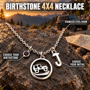 Può includere: Una collana color argento con catena in acciaio inossidabile, un ciondolo circolare con il ritaglio di un fuoristrada 4x4, un ciondolo con pietra portafortuna personalizzabile e una lettera J, con il testo BIRTHSTONE 4X4 NECKLACE.