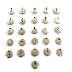 Letras inicial Abalorio -Initial redonda metal baño plata - Initial para pulseras - colgante Inicial - Inicial Charm -Letra Metal -Wod & Fit