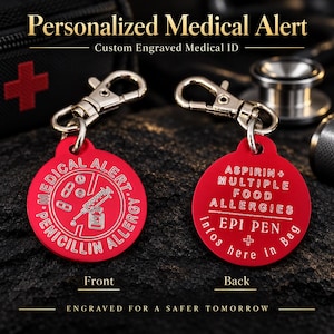 Può includere: Due targhette mediche rotonde in metallo rosso con chiusure a moschettone argentate. La targhetta anteriore presenta icone di siringa, fiala e pillole con il testo MEDICAL ALERT PENICILLIN ALLERGY. La targhetta posteriore riporta ASPIRIN + MULTIPLE FOOD ALLERGIES EPI PEN.