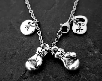 Collar Guantes Boxeo y Inicial Regalo de Boxeo -Regalo de Boxeo- Joyas de Boxeo - Guante de Boxeo - Collar Inicial - Kick Boxing - Wod & Fit