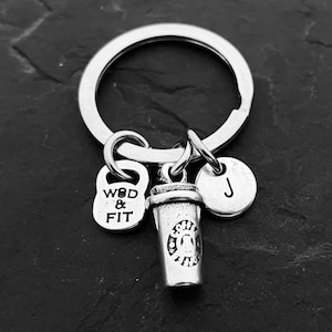 Llavero Café y Inicial -Regalo Café - Mejor Amiga - Regalos Cumpleaño -Llavero con Iniciales ·  Amante del Café - Regalo Café · Wod & Fit