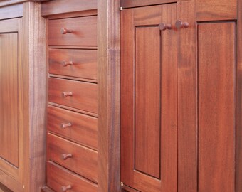 Armoire de bureau en acajou avec portes et tiroirs. Détails de stockage de meubles personnalisés comme les étagères à livres, l’organisateur de bureau et le centre de café.