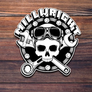 Puede incluir: Ilustración en blanco y negro de una calavera con gafas y llaves cruzadas. El texto "MILLWRIGHT" está escrito alrededor de la calavera.