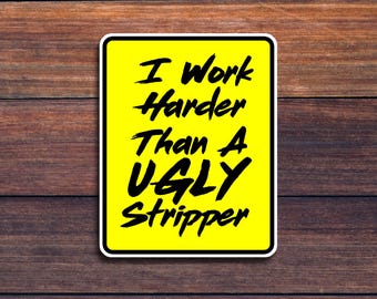 Adesivo "Lavoro più duramente di una brutta spogliarellista" – Divertente adesivo in vinile per caschi, laptop e regali