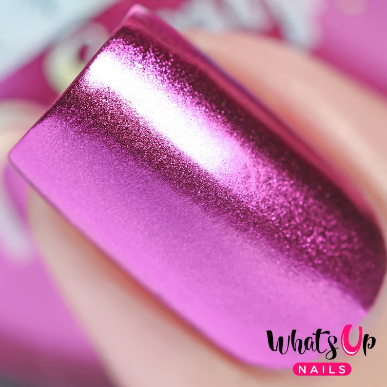 K&ouml;nnte beinhalten: Nahaufnahme eines pinkfarbenen Metallic-Nagellacks. Der Lack hat ein glattes, gl&auml;nzendes Finish und einen dezenten Schimmer.