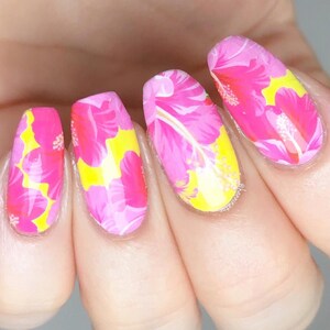 Puede incluir: Primer plano de cinco u&ntilde;as con arte de u&ntilde;as floral rosa y amarillo. Las u&ntilde;as est&aacute;n pintadas con una base rosa y tienen un dise&ntilde;o floral con flores rosas, amarillas y blancas.