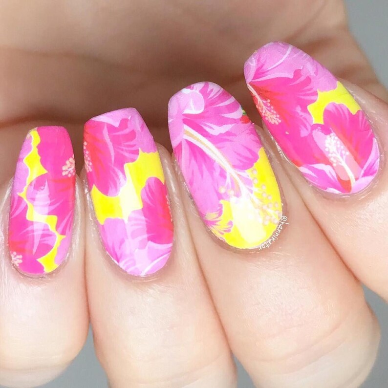 Puede incluir: Primer plano de cinco u&ntilde;as con arte de u&ntilde;as floral rosa y amarillo. Las u&ntilde;as est&aacute;n pintadas con una base rosa y tienen un dise&ntilde;o floral con flores rosas, amarillas y blancas.