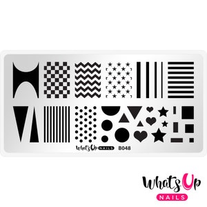 Pode incluir: Placa retangular de estampagem para nail art com vários padrões e formas geométricas pretas. Os desenhos incluem ziguezagues, estrelas, listras, pontos e corações. A placa tem o texto "What's Up Nails" e "B048".